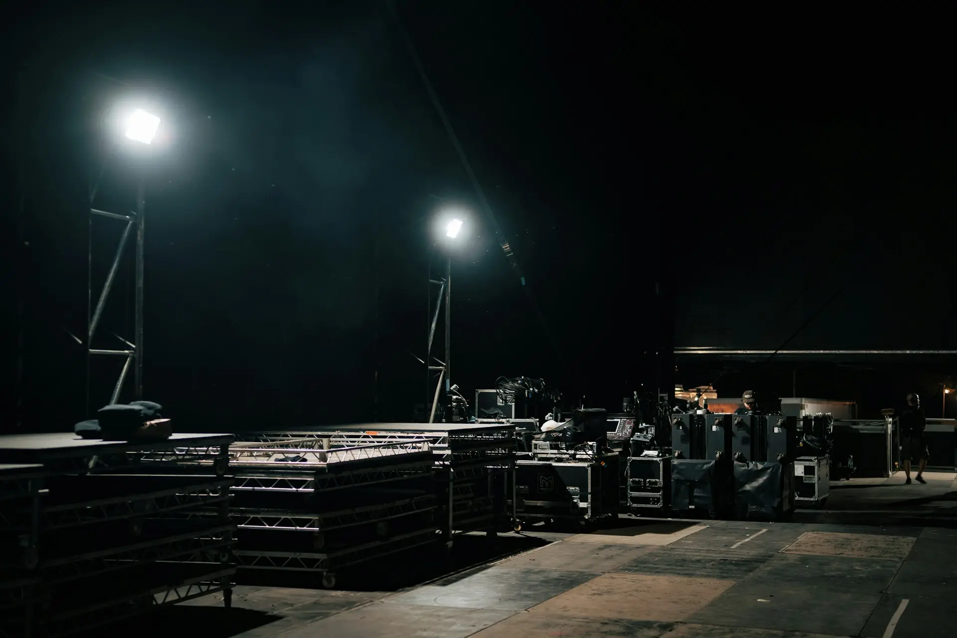 A group of lights that are on in the dark